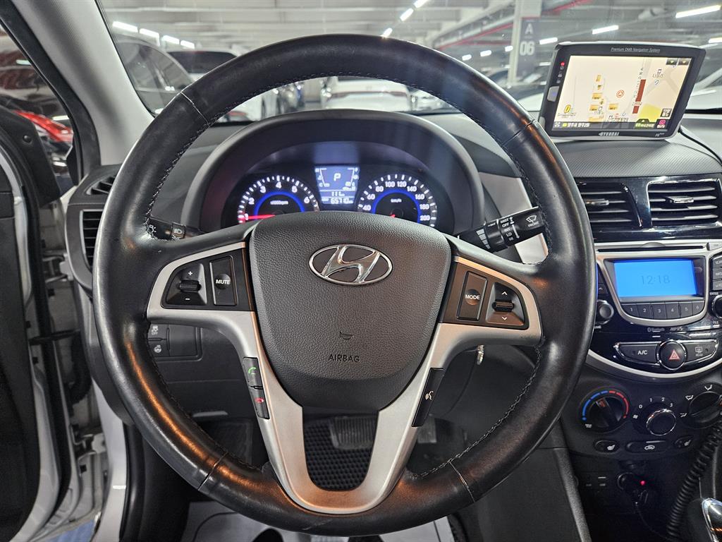 HYUNDAI Accent - Vista 8