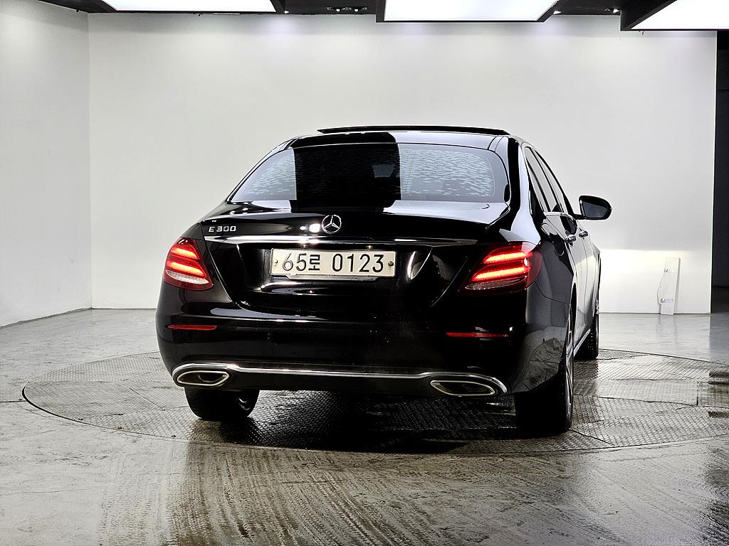 Mercedes Benz E class - Vista 3