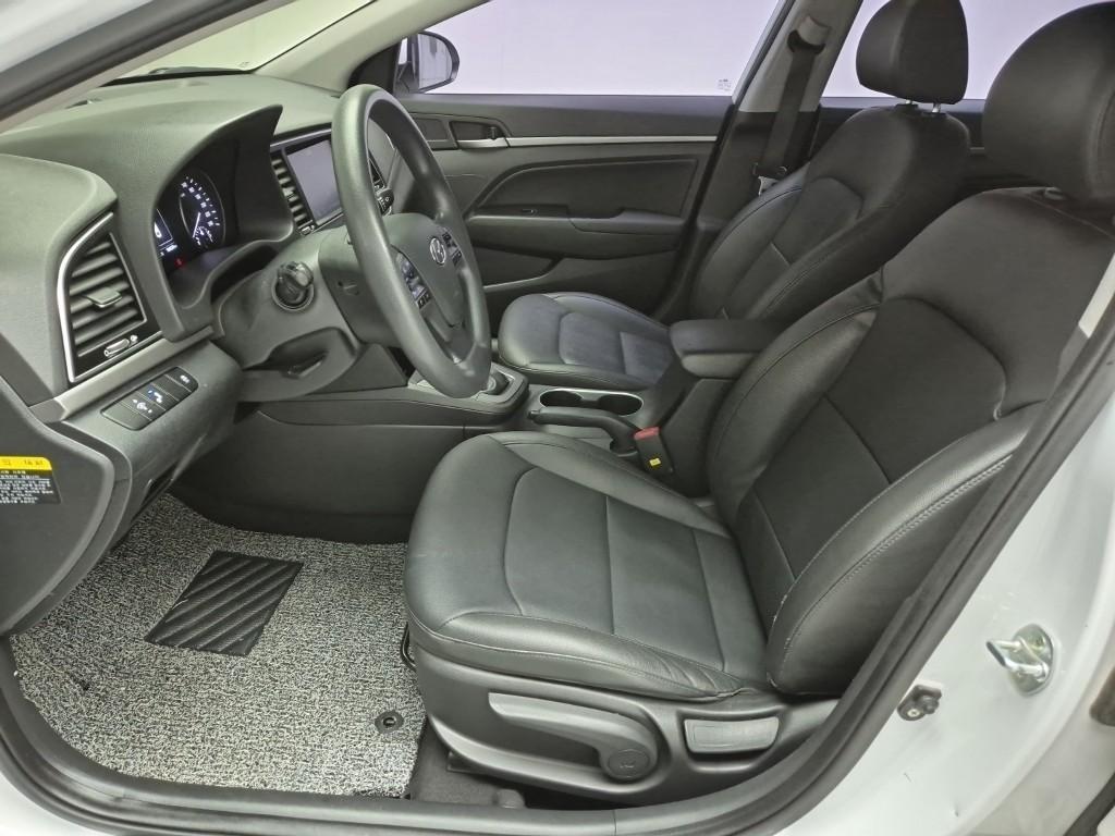 HYUNDAI Avante - Vista 11