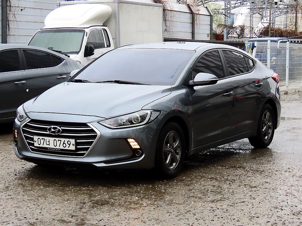 HYUNDAI Avante - Vista 2