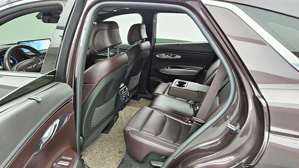 Genesis GV70 - Vista 8
