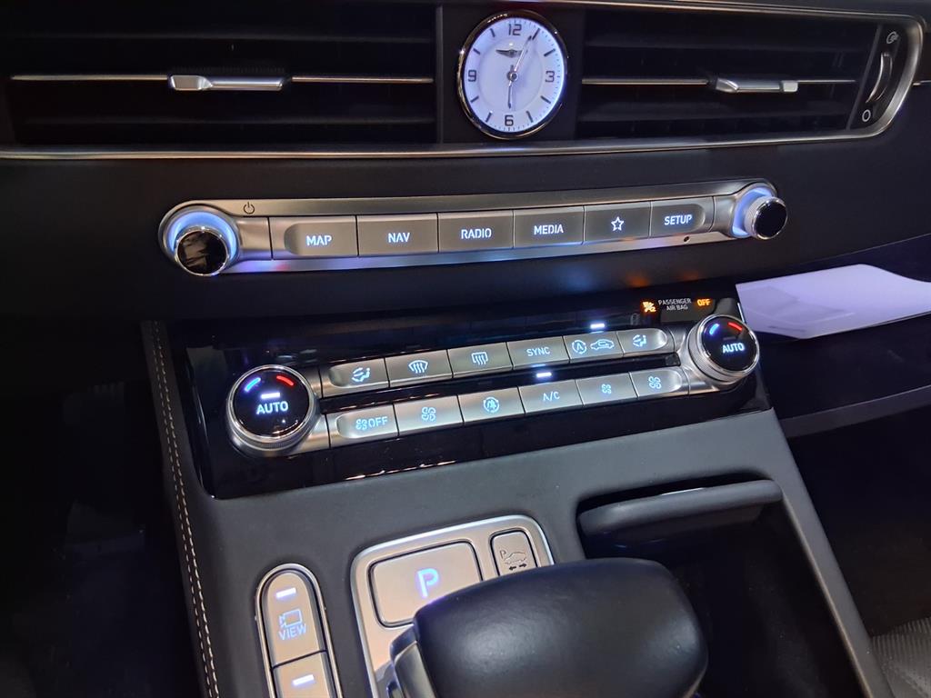 Genesis G90 - Vista 11