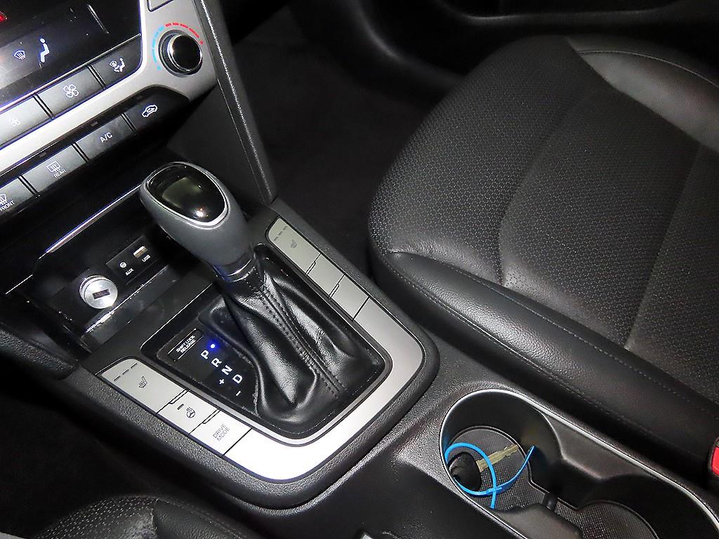 HYUNDAI Avante - Vista 12