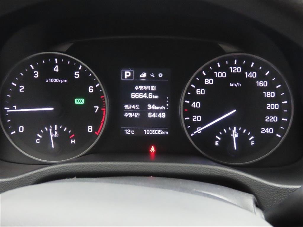 HYUNDAI Avante - Vista 9
