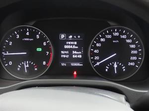 HYUNDAI Avante - Vista 10