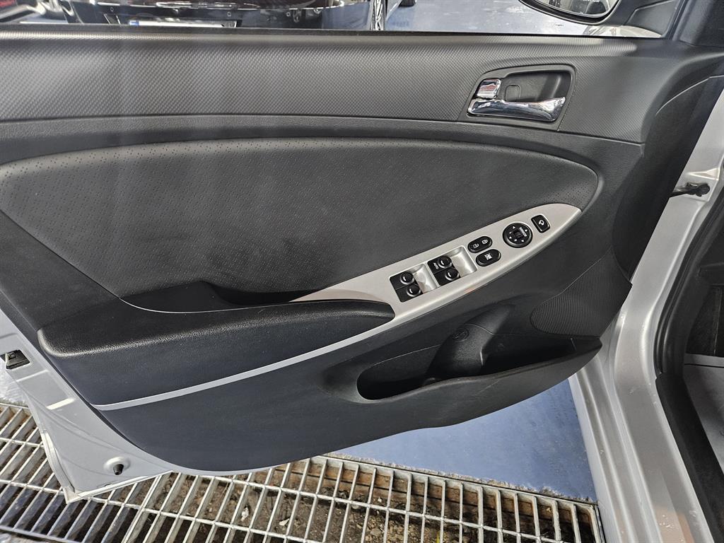 HYUNDAI Accent - Vista 11