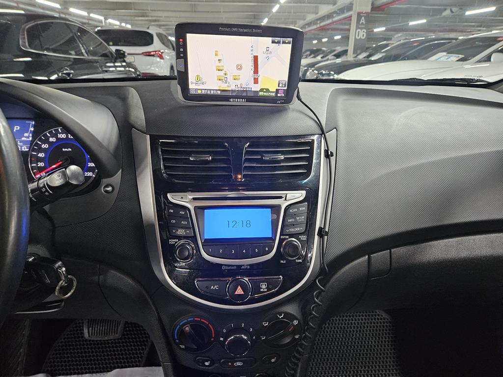 HYUNDAI Accent - Vista 9