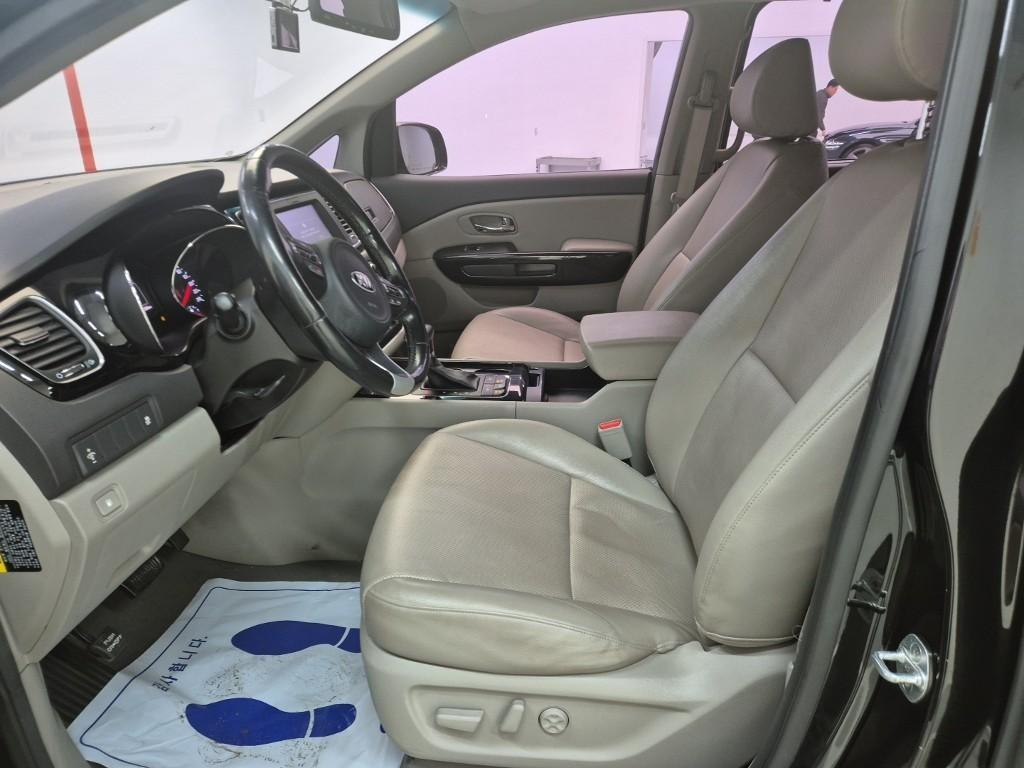 KIA Carnival - Vista 11
