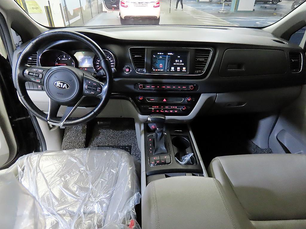 KIA Carnival - Vista 11