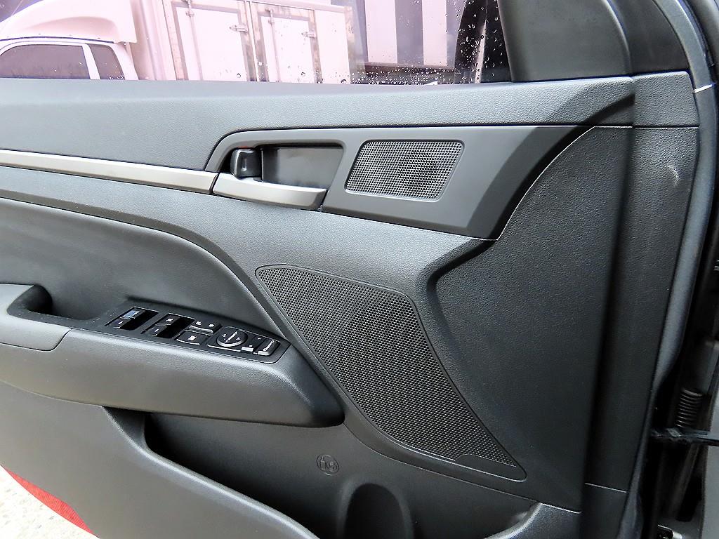 HYUNDAI Avante - Vista 11