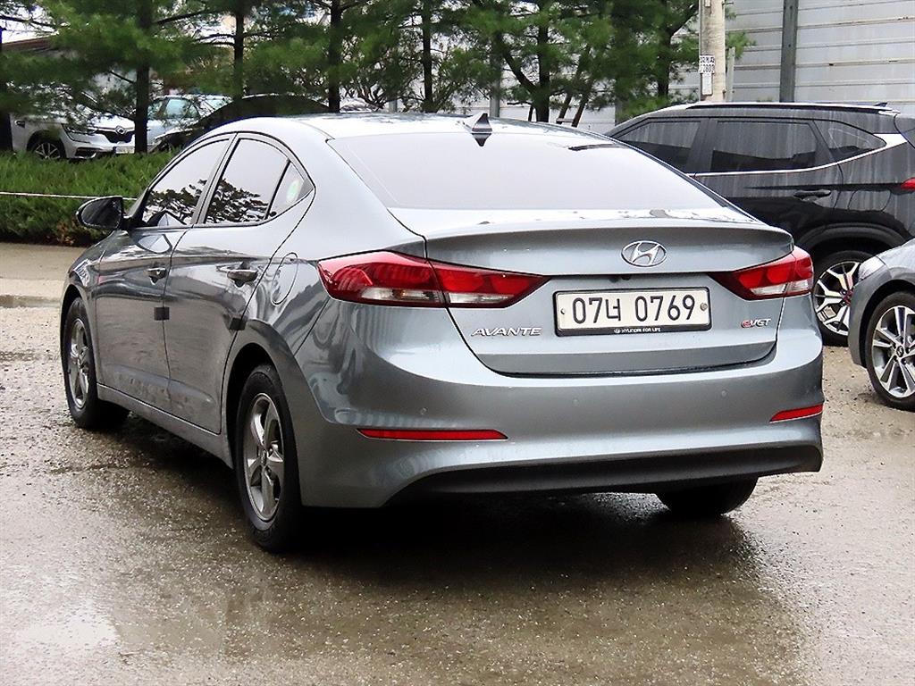 HYUNDAI Avante - Vista 3