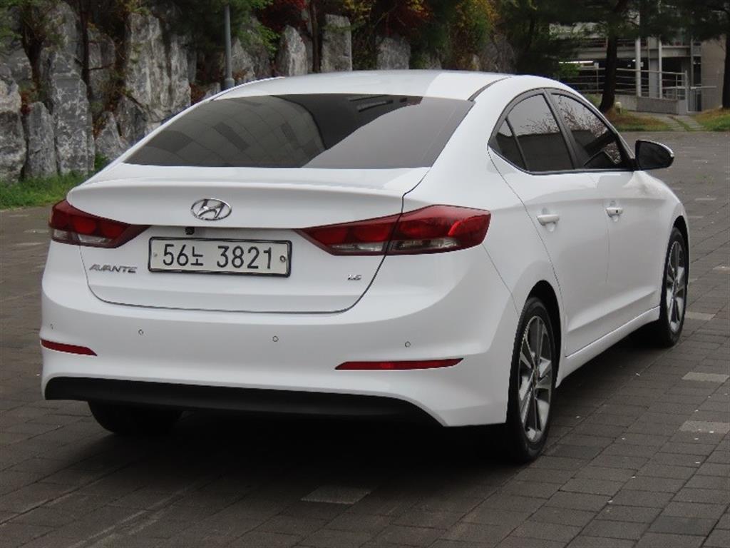 HYUNDAI Avante - Vista 5