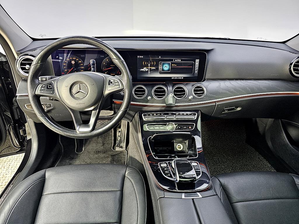 Mercedes Benz E class - Vista 5