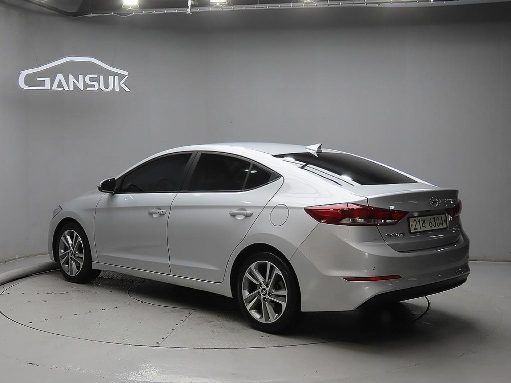 HYUNDAI Avante - Vista 5