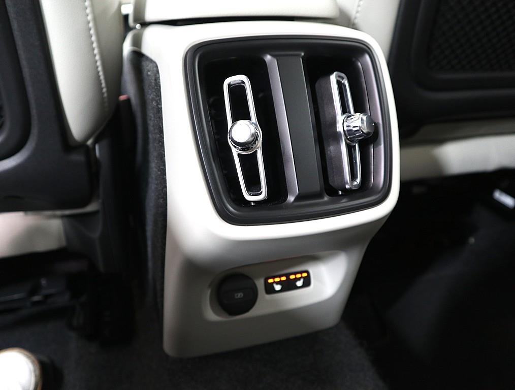 Volvo XC40 2025 Negro - Importación desde Corea - HF Imports Iquique - Foto 17