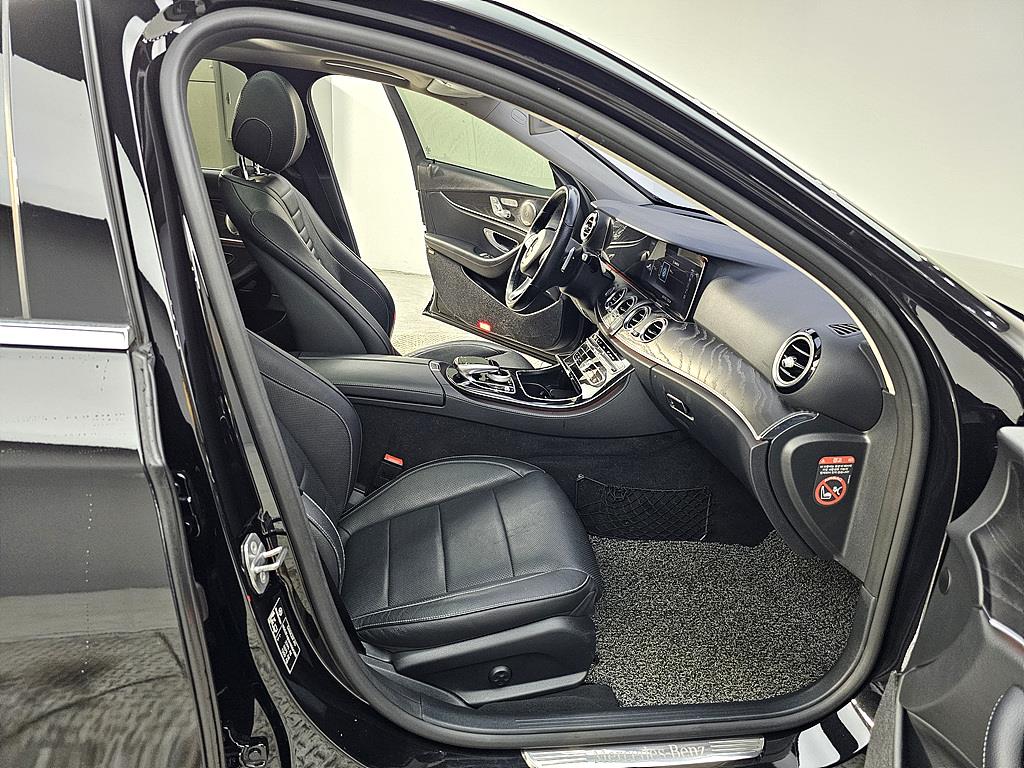 Mercedes Benz E class - Vista 11