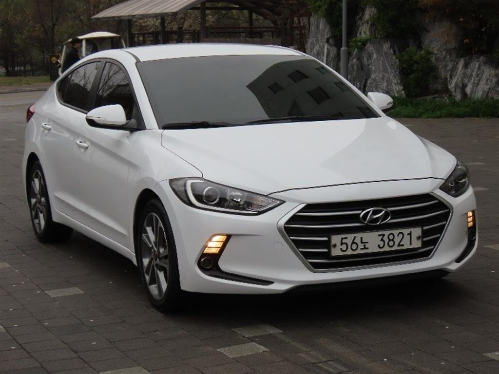 HYUNDAI Avante - Vista 3