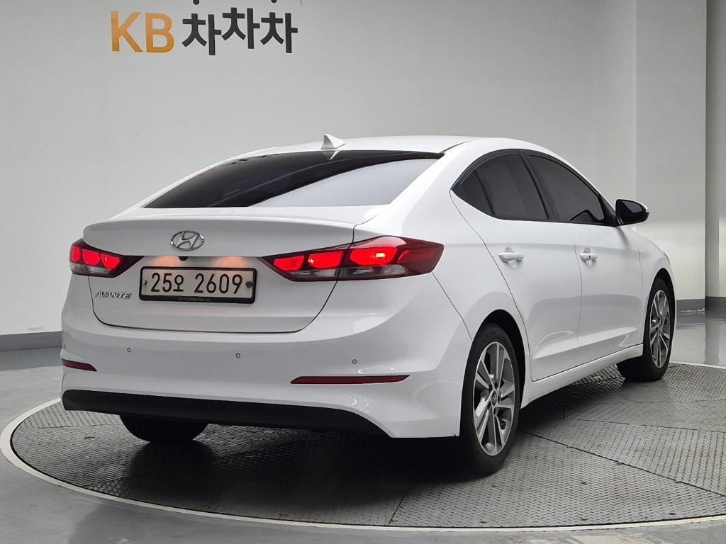 HYUNDAI Avante - Vista 3