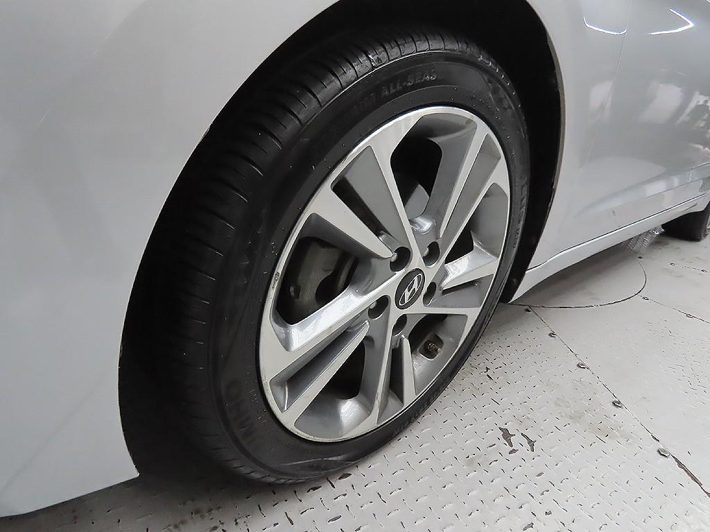 HYUNDAI Avante - Vista 9