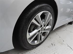 HYUNDAI Avante - Vista 10