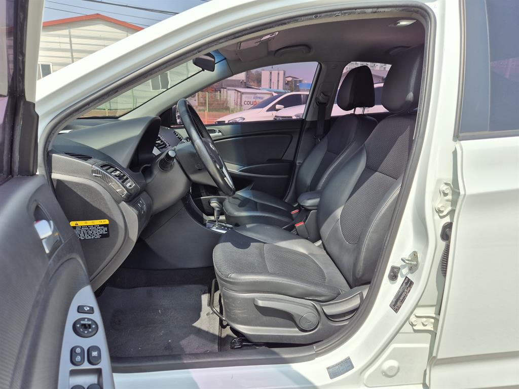 HYUNDAI Accent - Vista 7