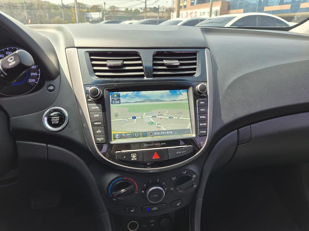 HYUNDAI Accent - Vista 9