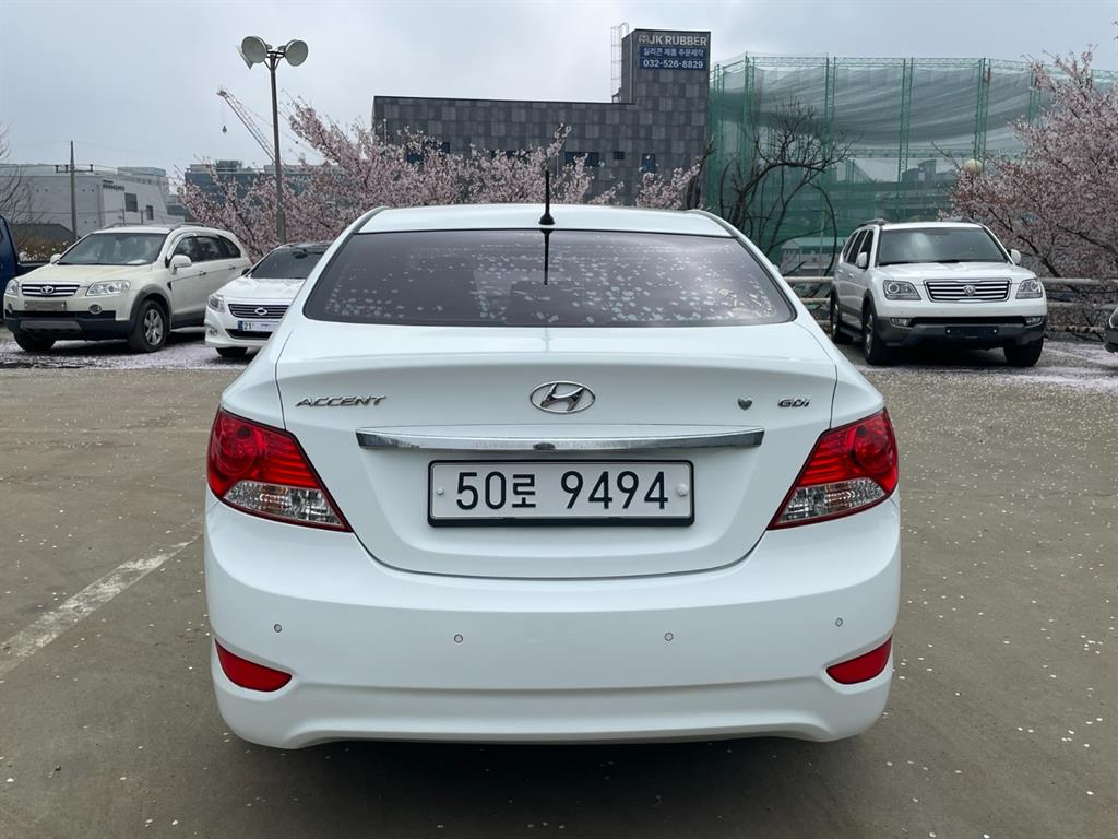 HYUNDAI Accent - Vista 4