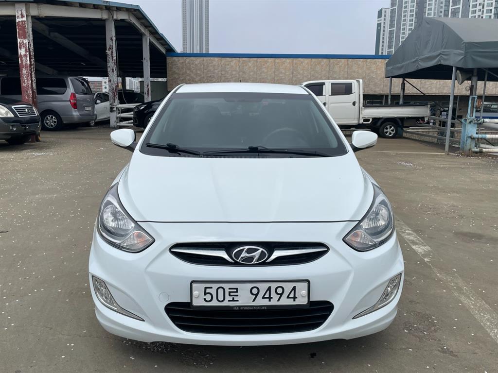 HYUNDAI Accent 2012 Blanco - Importación desde Corea - HF Imports Iquique - Foto 1