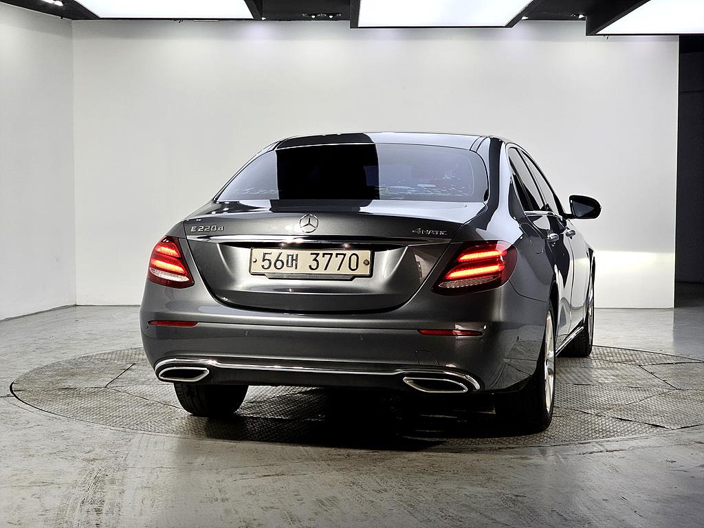 Mercedes Benz E class - Vista 3