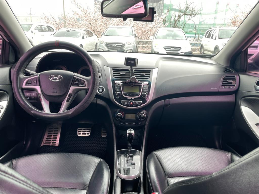 HYUNDAI Accent - Vista 6