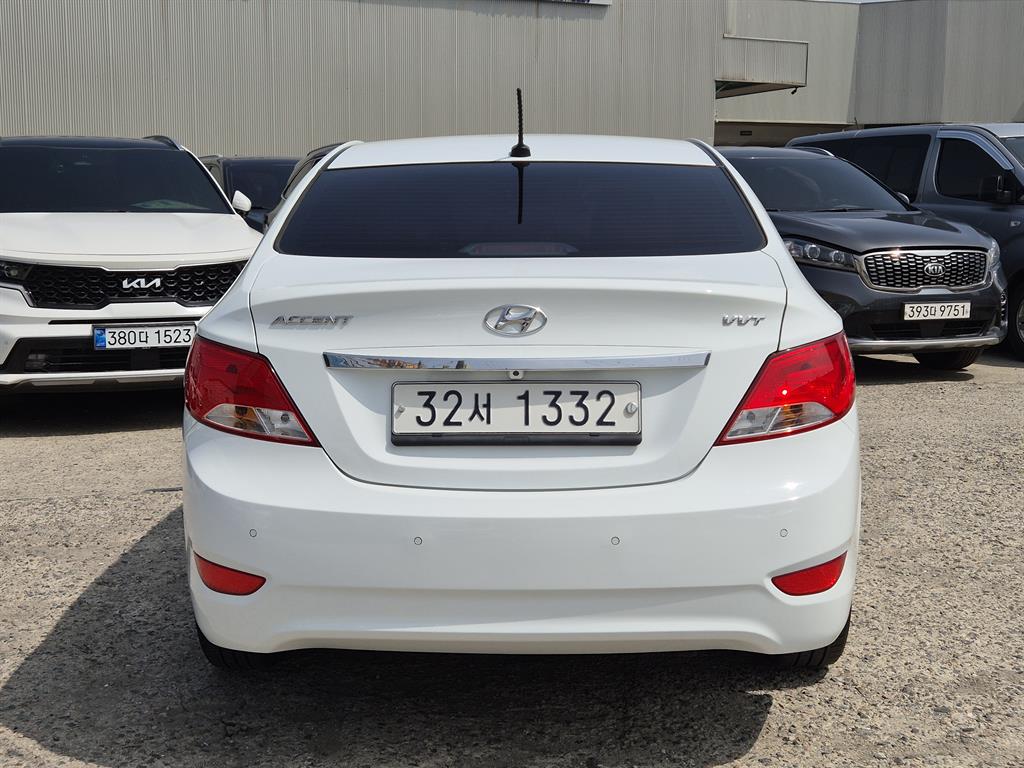 HYUNDAI Accent - Vista 3