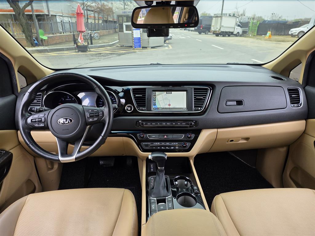 KIA Carnival - Vista 12