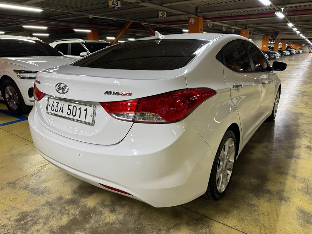 HYUNDAI Avante - Vista 5