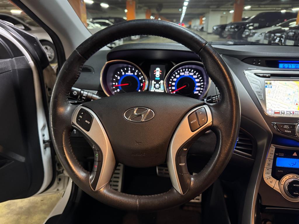 HYUNDAI Avante - Vista 10