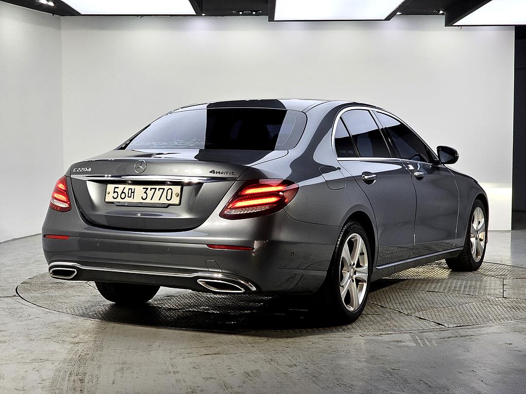 Mercedes Benz E class - Vista 4