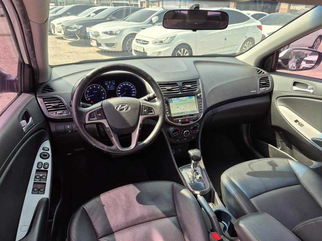 HYUNDAI Accent - Vista 6