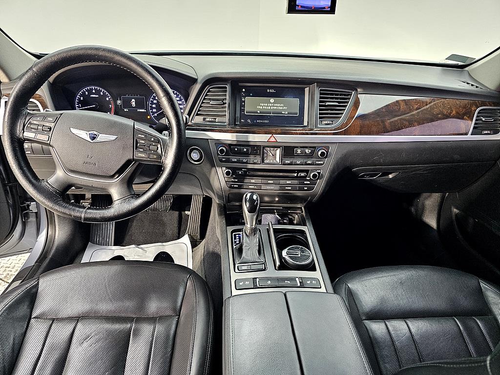 HYUNDAI Genesis - Vista 5