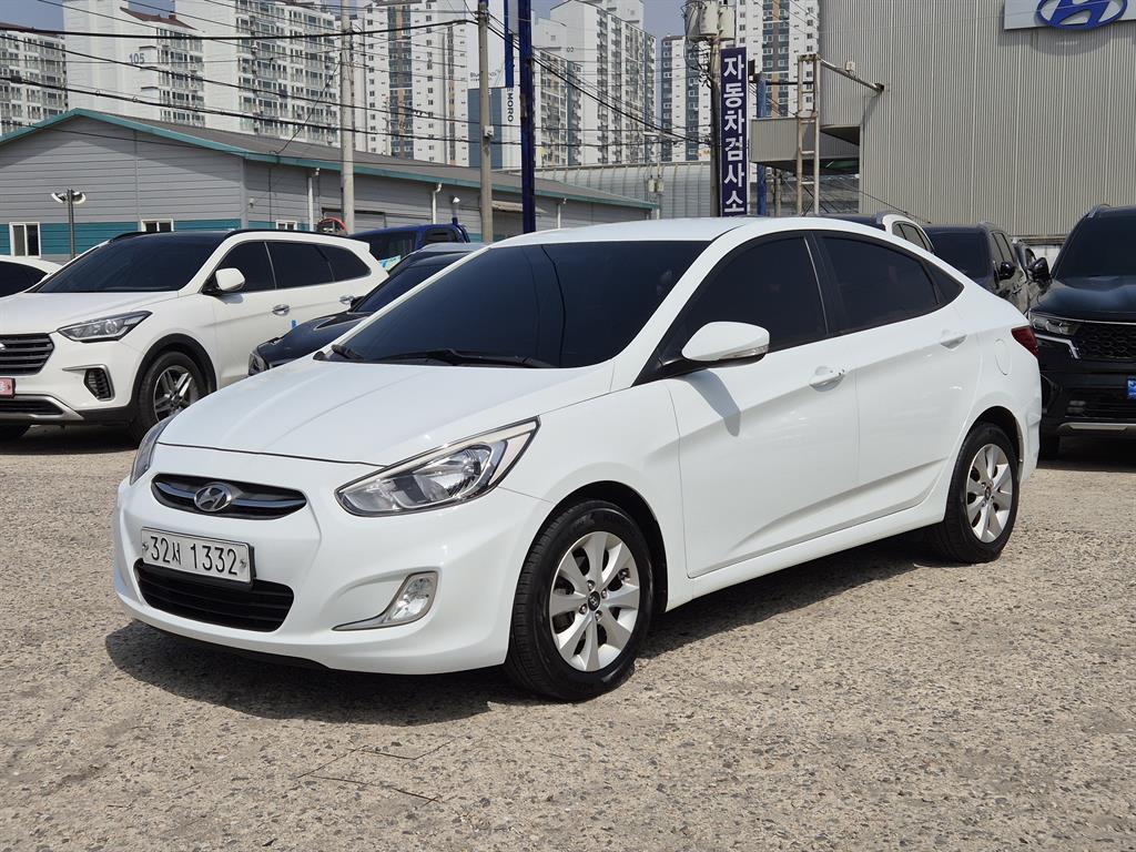 HYUNDAI Accent - Vista 2