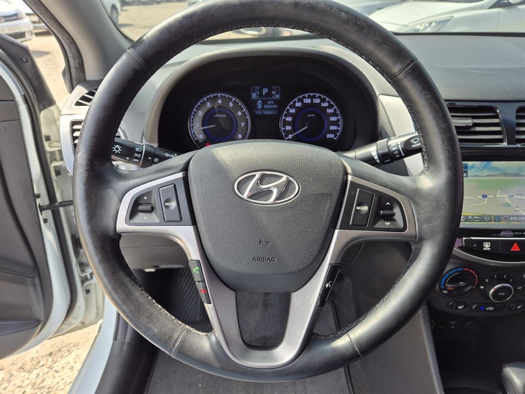 HYUNDAI Accent - Vista 11