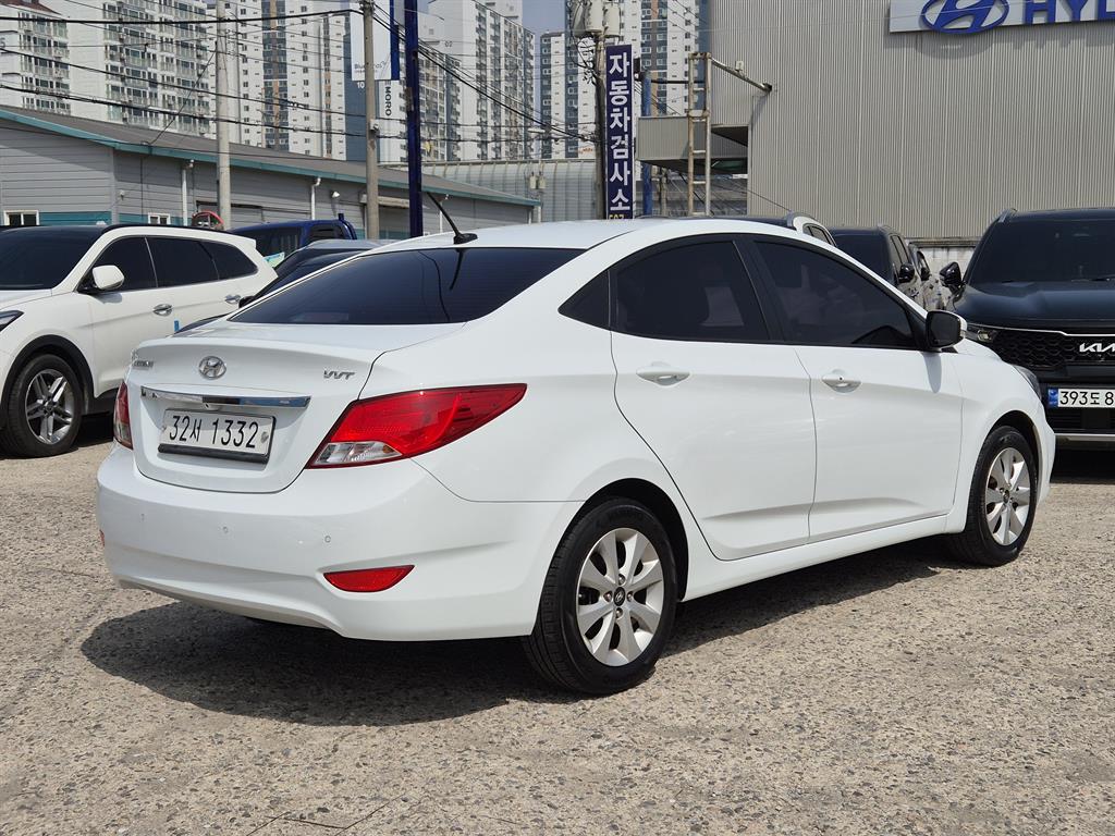 HYUNDAI Accent - Vista 4