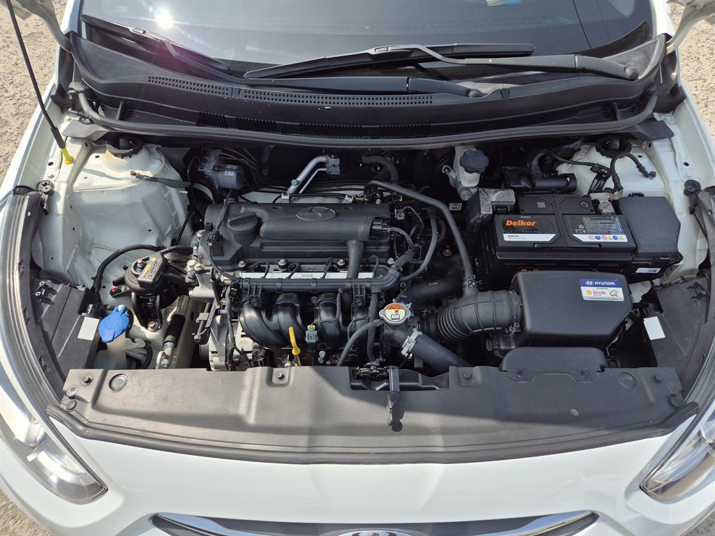 HYUNDAI Accent - Vista 5