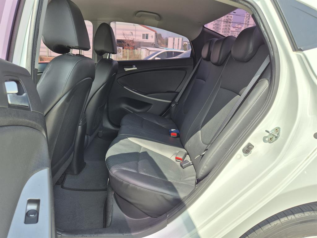 HYUNDAI Accent - Vista 8