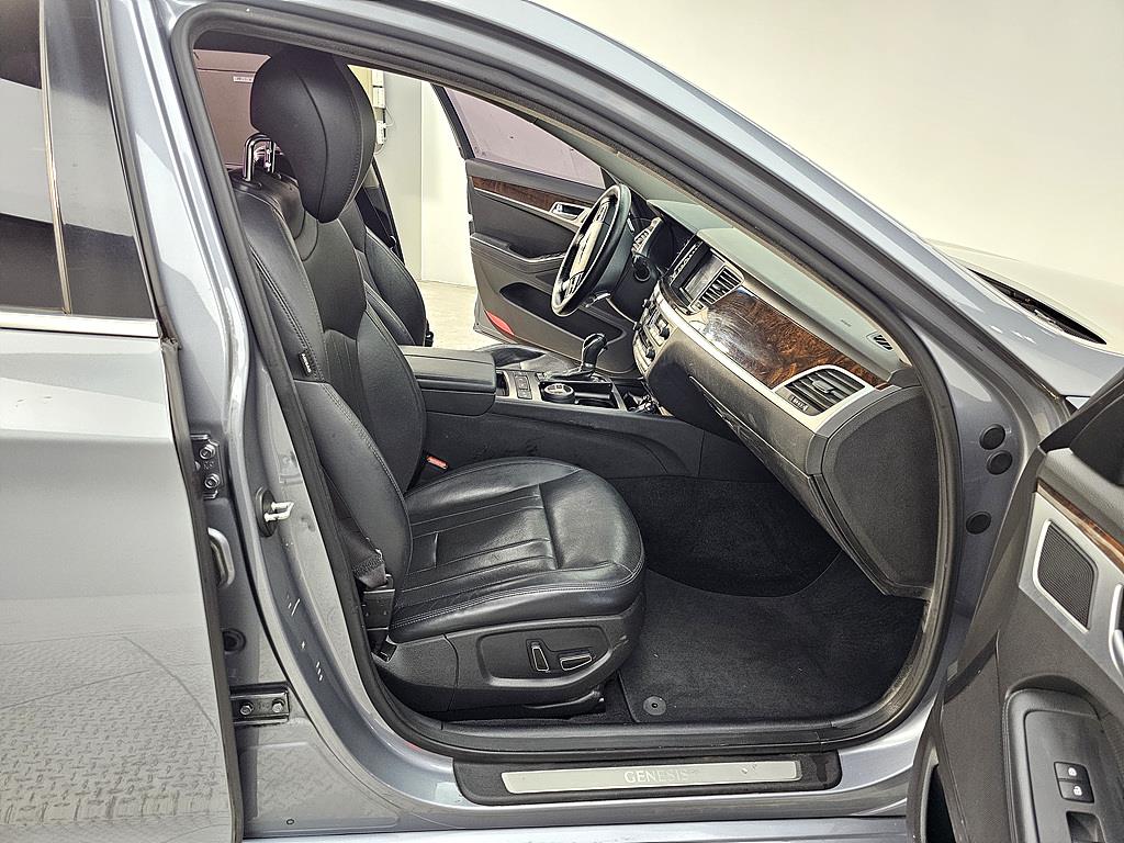HYUNDAI Genesis - Vista 11
