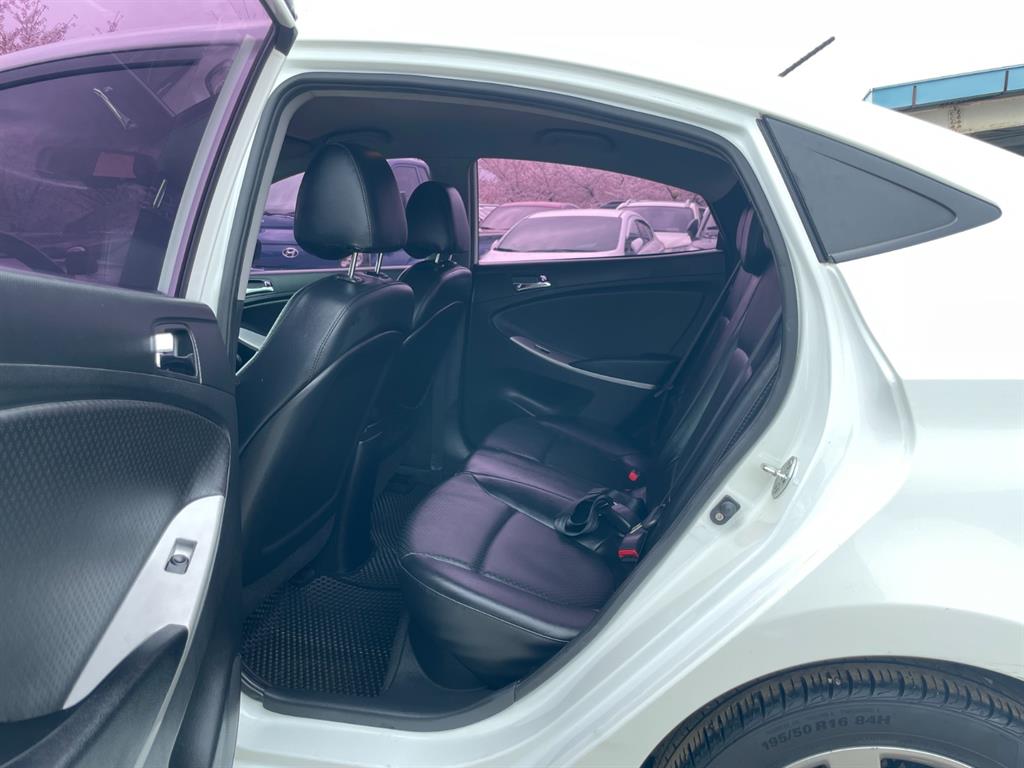 HYUNDAI Accent - Vista 11