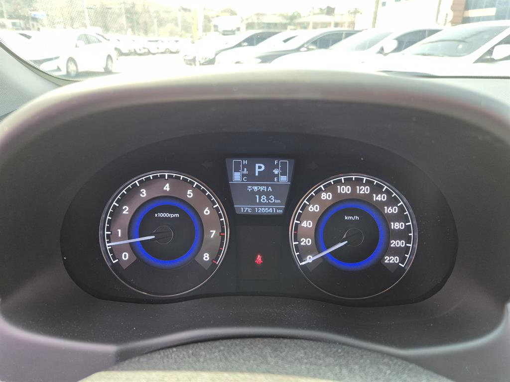 HYUNDAI Accent - Vista 12
