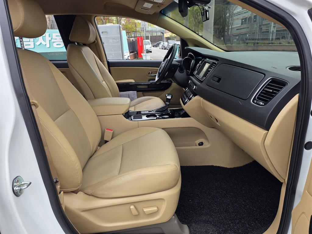 KIA Carnival - Vista 9