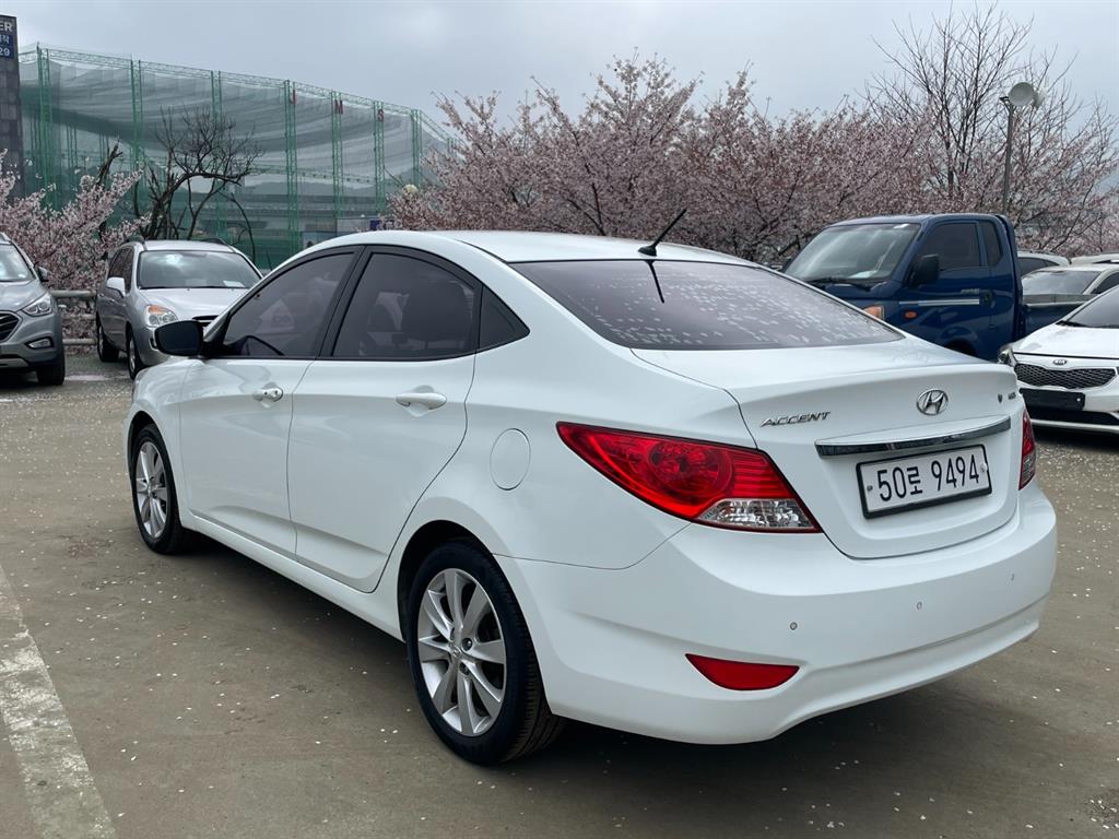 HYUNDAI Accent - Vista 3