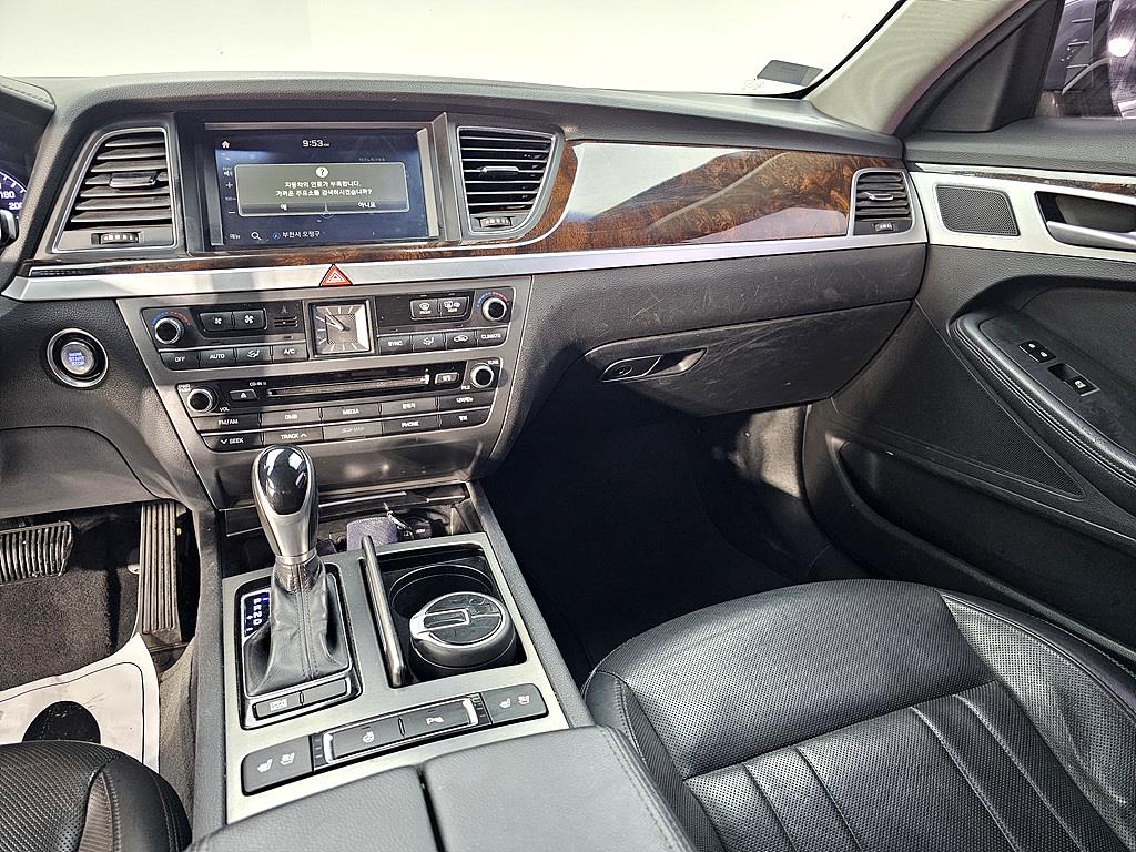 HYUNDAI Genesis - Vista 10