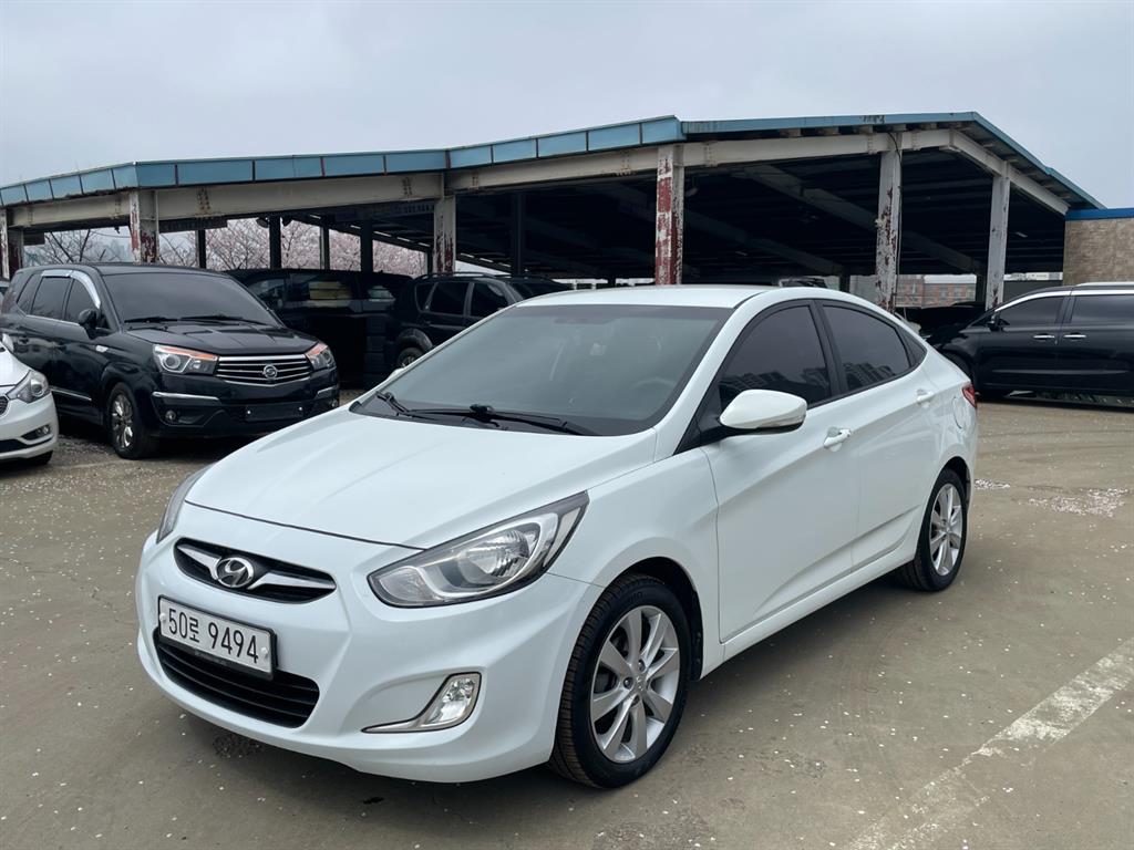 HYUNDAI Accent - Vista 2