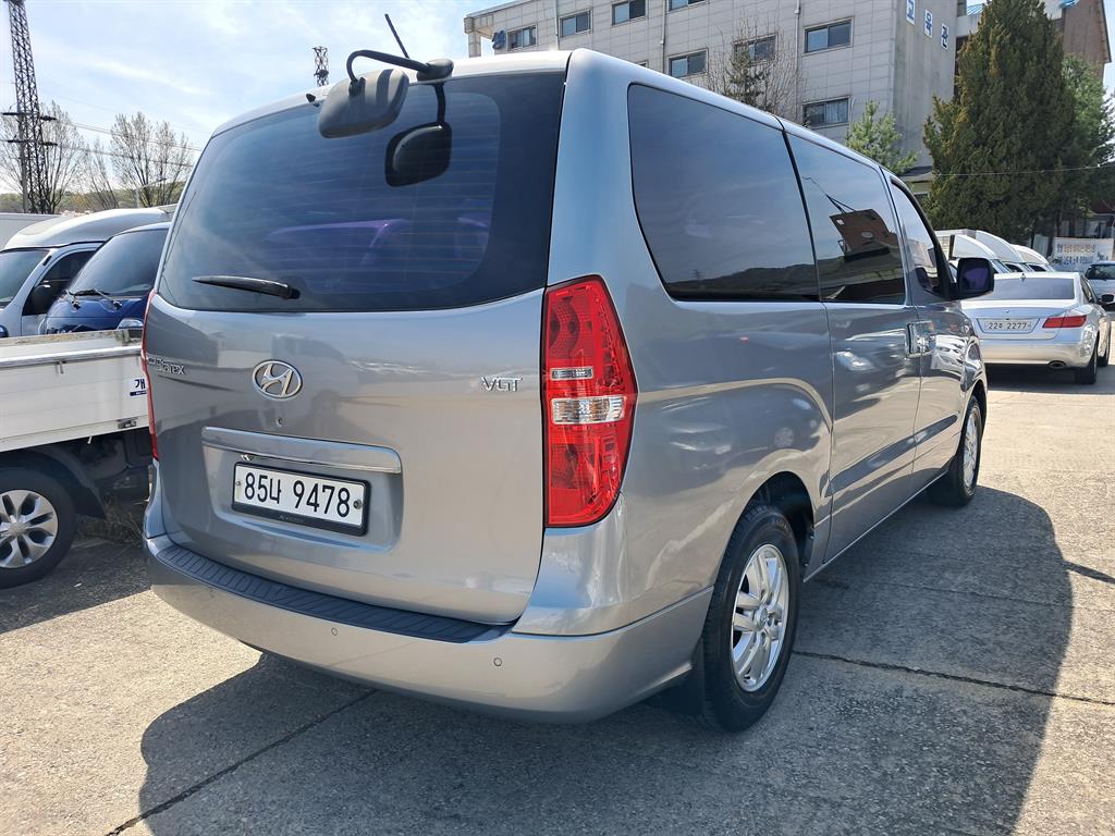 HYUNDAI Starex - Vista 3